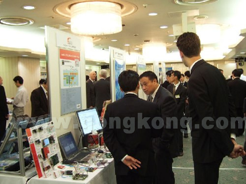 在东京研讨会设备展示厅与日本厂商进行交流