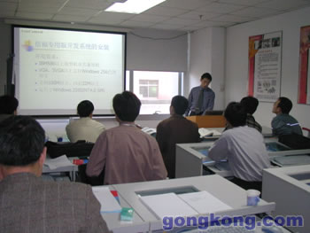 北京亚控嵌入版的产品经理向倍福及其北方区合作伙伴仔细讲解倍福嵌入版软件的功能