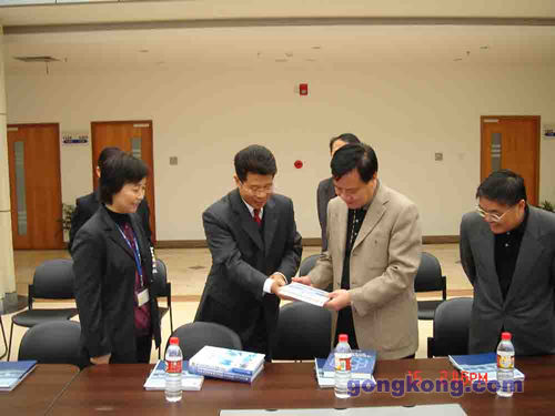 王常力博士赠书给孙忠焕市长和金胜山副市长